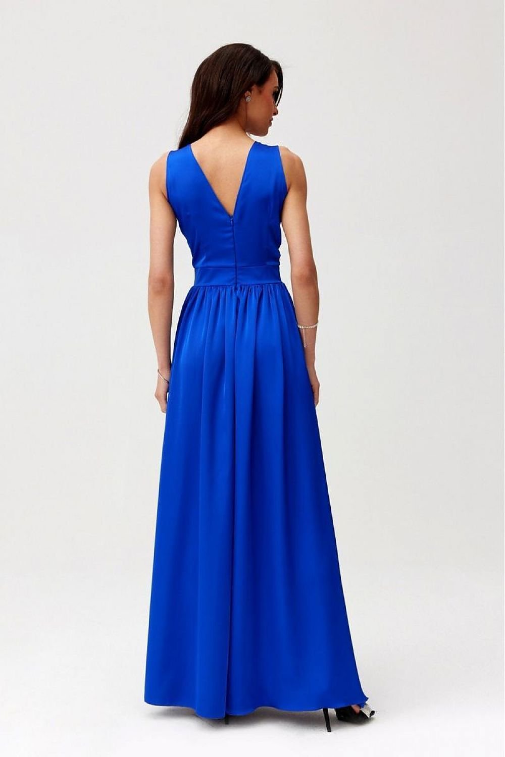 Cocktail maxi dress with a V-neck back, featuring a floor-length silhouette and elegant design.