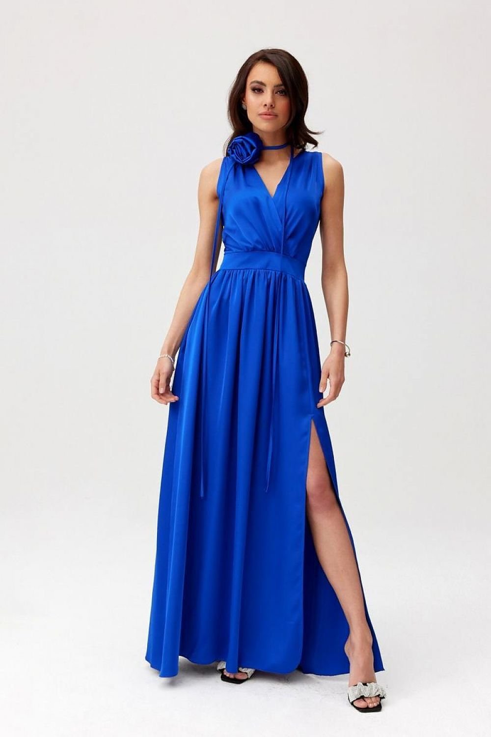 Cocktail maxi dress with a V-neck back, featuring a floor-length silhouette and elegant design.