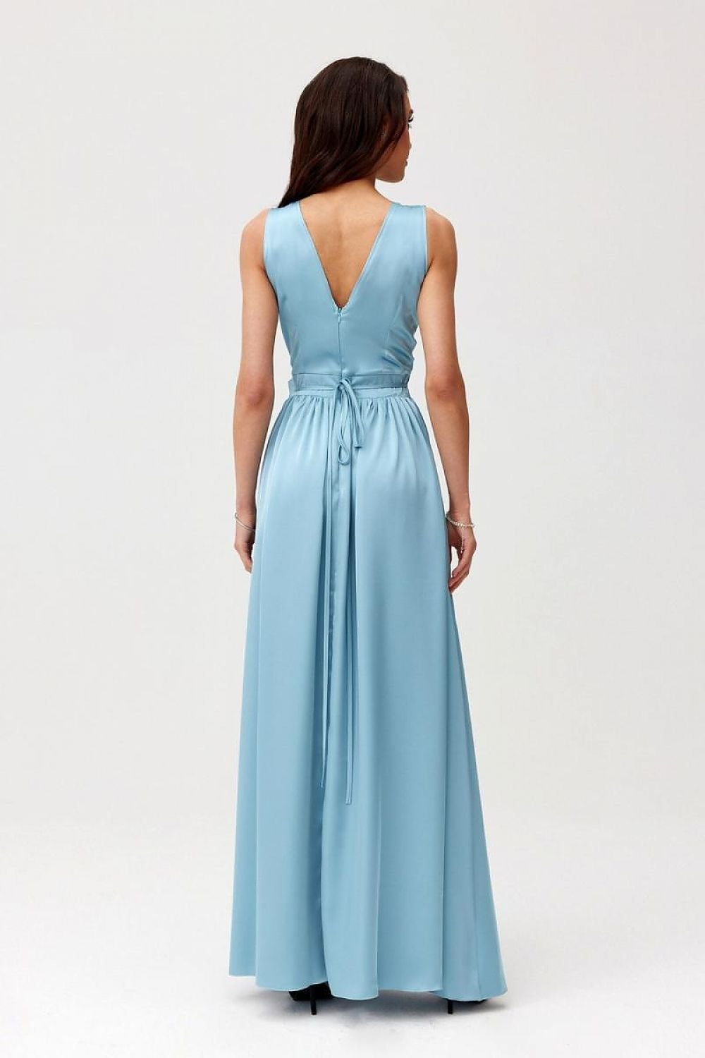 Cocktail maxi dress with a V-neck back, featuring a floor-length silhouette and elegant design.