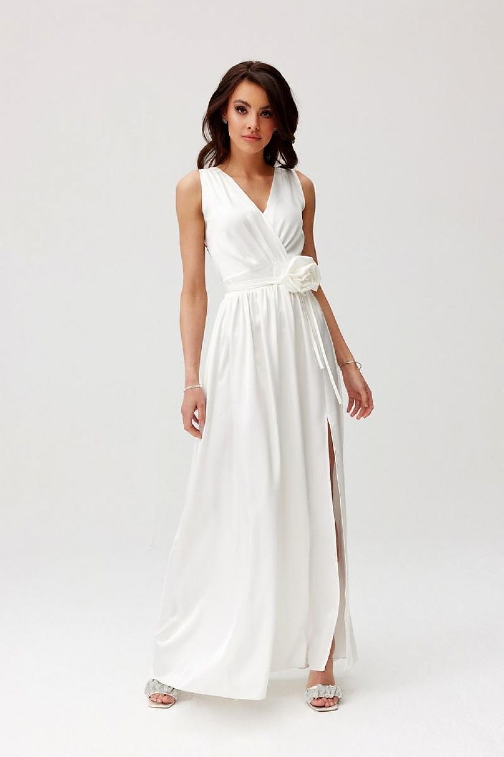 Cocktail maxi dress with a V-neck back, featuring a floor-length silhouette and elegant design.