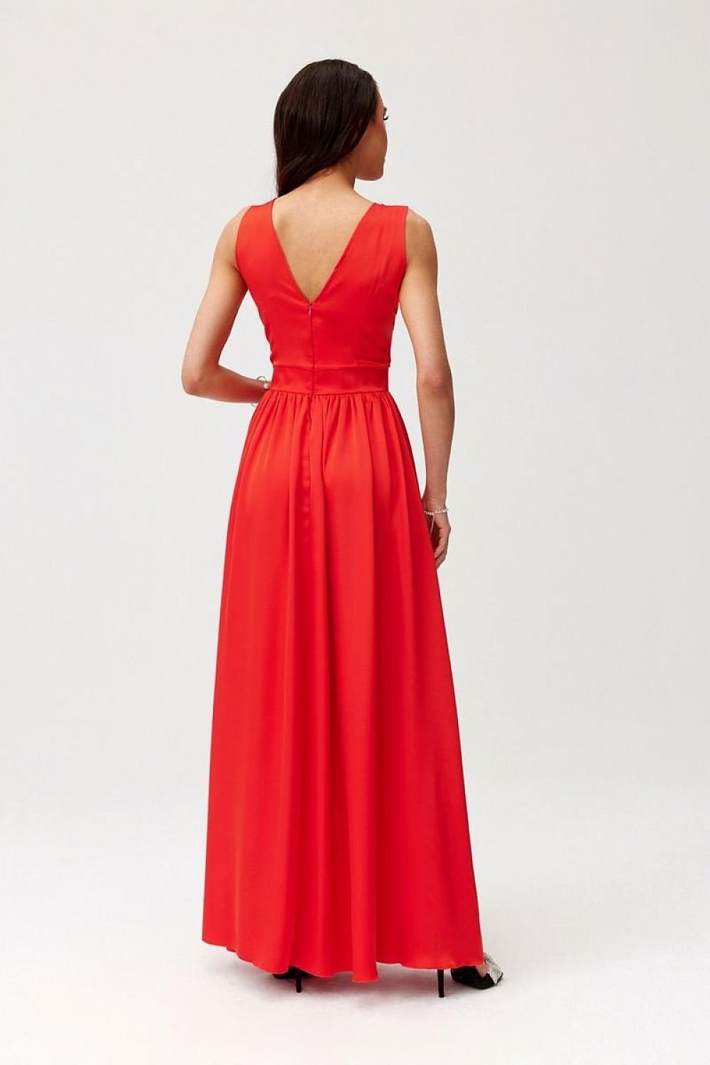 Cocktail maxi dress with a V-neck back, featuring a floor-length silhouette and elegant design.