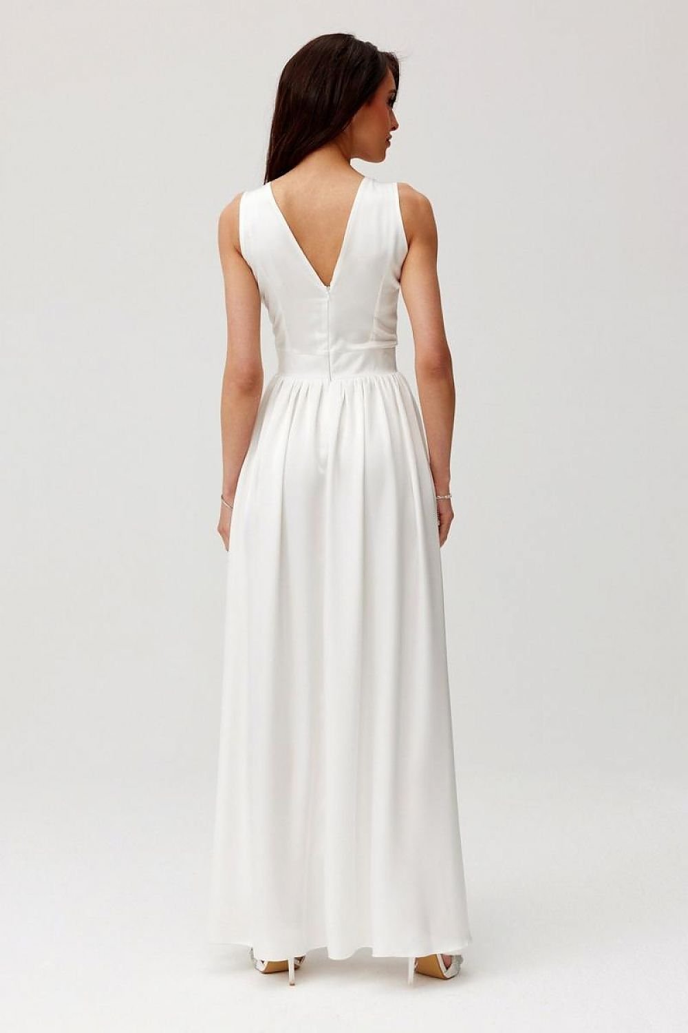 Cocktail maxi dress with a V-neck back, featuring a floor-length silhouette and elegant design.