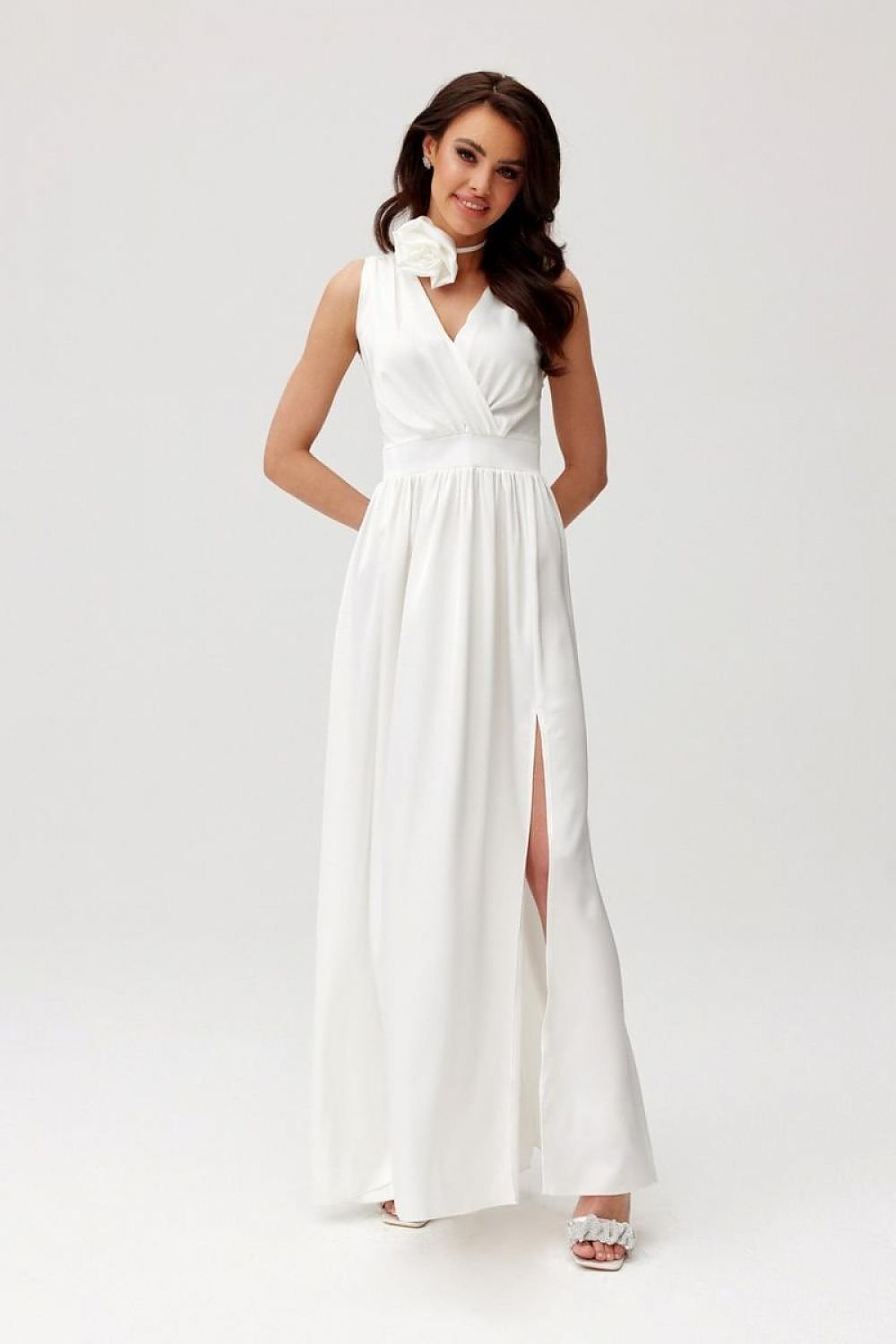 Cocktail maxi dress with a V-neck back, featuring a floor-length silhouette and elegant design.